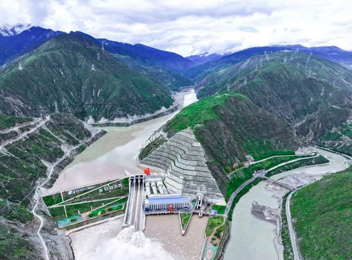 華電(diàn)金(jīn)上(shàng)巴塘水(shuǐ)電(diàn)站(zhàn)首台機(jī)組正式并網發電(diàn)